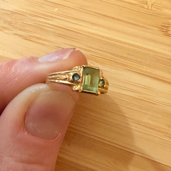 Vintage Jewelry - 10K Green tourmaline ring